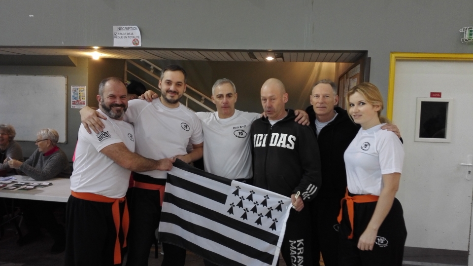 Photo avec richard douieb avec equipe de krav maga quimper